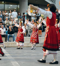 Малчугани учат азбуката, майките – народни танци