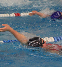 Децата влизат в нов басейн