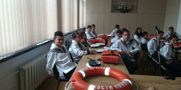 И седем фута вода под кила