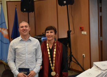 Ректорът на ХТМУ проф. д-р инж. Сеня Терзиева връчи книжките на новоприетите студенти с най-висок бал