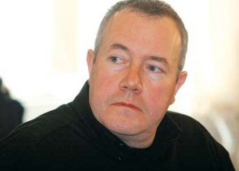 Доц. Харалан Александров е антрополог, организационен консултант и анализатор на обществените процеси. Зад гърба си има две докторски дисертации и множество научни публикации в различни области. Преподава в Нов български университет. Член е на Българския институт за отношения между хората. Консултира организации и проекти в областта на образованието, местното развитие и грижите за деца.