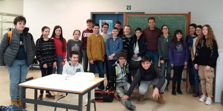 Седмокласници в Брюксел  приемат своя конституция