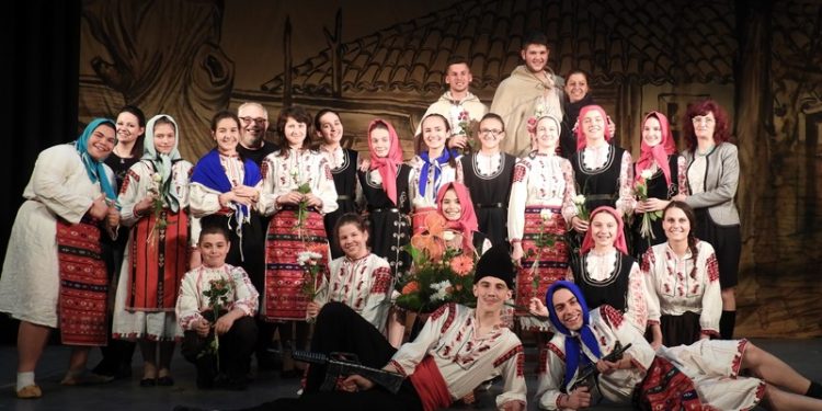 На училище  с книжка и мишка