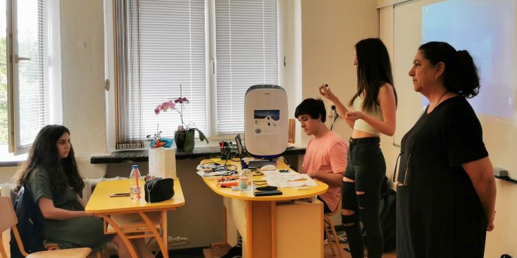 Как се управлява роботизирана ръка