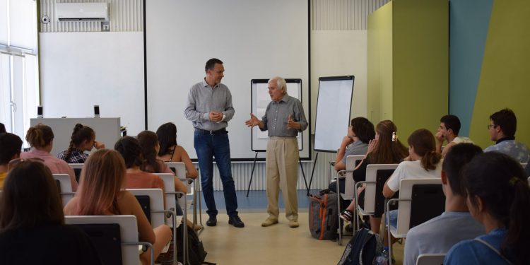 „Златният“ физик Тео преподава в Бургас