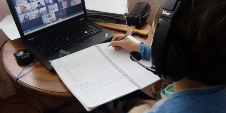 Всички ученици и учители с интернет