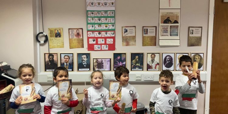 Студенти и ученици помагат в „Слово“