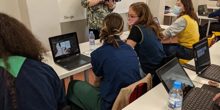 Чужд език се учи по-лесно с повече дисциплини