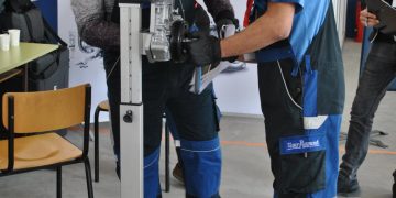 Майстори зад стенда  и на волана