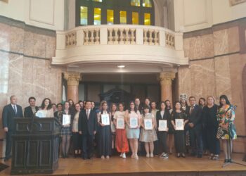 21 български студенти  със стипендии от Китай