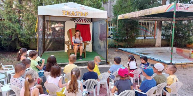 В Бургас деца четат приказки на деца