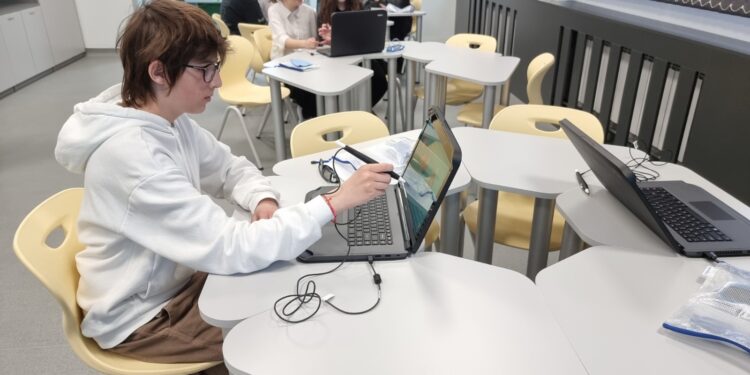 Изграждат се 2271 STEM центъра