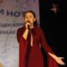 Жаклин, която пее като Арета Франклин
