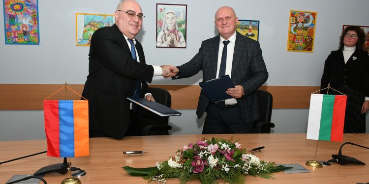 Развиваме образователния и научен обмен с Армения