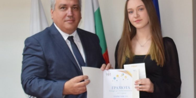 Възпитаничка на СУ „Иван Вазов“ в Поморие с приз за статистическо есе