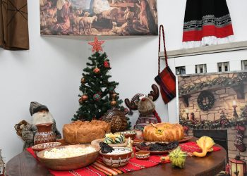 Ученици преобразиха МОН за Рождество