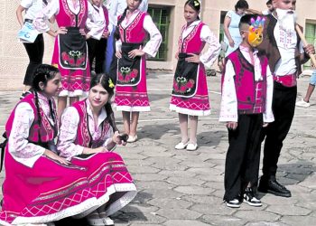 Формулата е:  настояване и упоритост