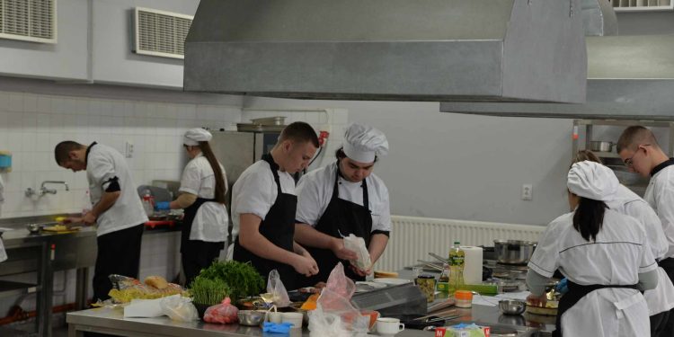 Кулинарни умения демонстрират специални ученици