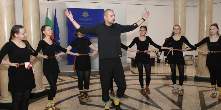 МОН се превърна в класна стая за урок по изкуства, английски език и биология