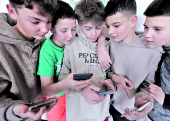 Децата са близо 3 часа дневно на смартфона си