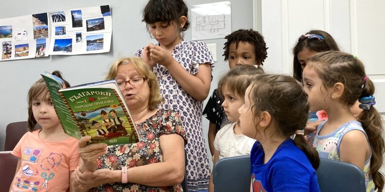 Гимназисти в помощ на учителя