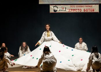 Четвъртокласници с постановка на Христови притчи