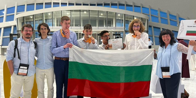 Носителят на два златни медала от олимпиадите по биология и химия Виктор Лилов: Няма нерешими задачи