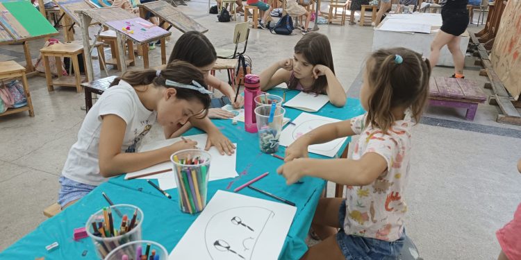 Студенти от Националната художествена академия водят летни ателиета за млади творци