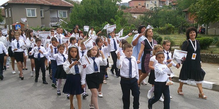 ОУ „Петър Парчевич“ в Чипровци чества 400 години от създаването на първата светска образователна институция