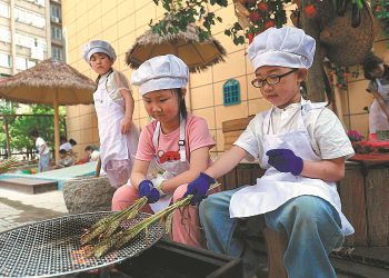 В Китай учат децата от 5-годишни как да чистят и да готвят основни ястия