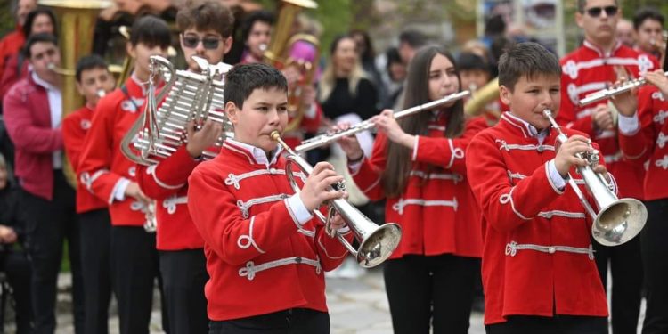С байрак и музика в сърцата