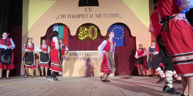 СУ „Св. св. Кирил и Методий“ в Стрелча чества 80-годишнина