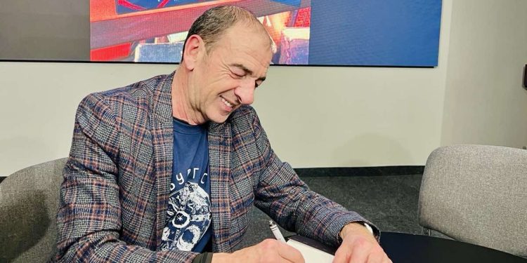 Актьорът Димитър Маринов и НИОН „Аз-буки“ представиха общия си проект – книгите „Към сцената“ и „Към екрана“