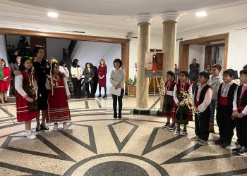 Ученици от Начално училище „Михаил Куманов“ в Пещера гостуваха на Министерството на образованието и науката по случай ромската Нова година, наречена още Василица или Банго Васил
