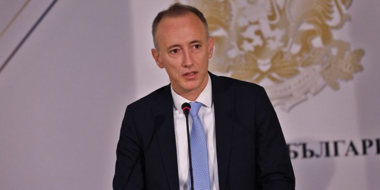 Имаме несъответствие между търсенето на образование и потребностите на обществото, заяви в Народното събрание министърът на образованието и науката Красимир Вълчев