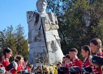 Снимка на броя: Почит пред Апостола