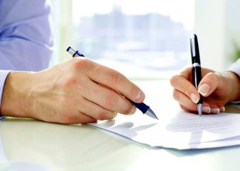 Започването на нова работа е свързано с подписването на трудов договор, който е основният документ, регламентиращ отношенията между вас и вашия работодател.