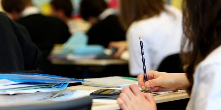 Повече от 1000 ученици участват в състезание на МОН за финансова грамотност