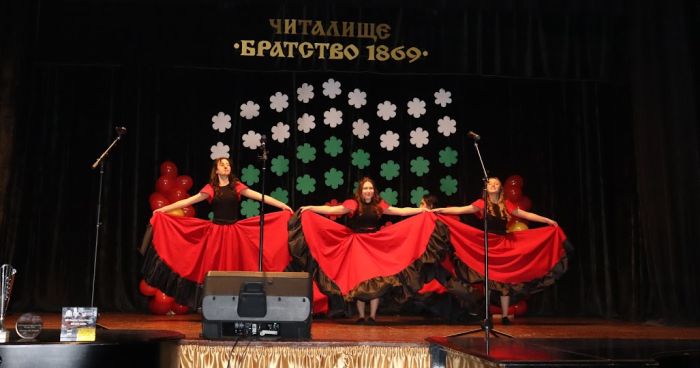 Ученици отбелязват Деня на испанския език и култура с фиеста