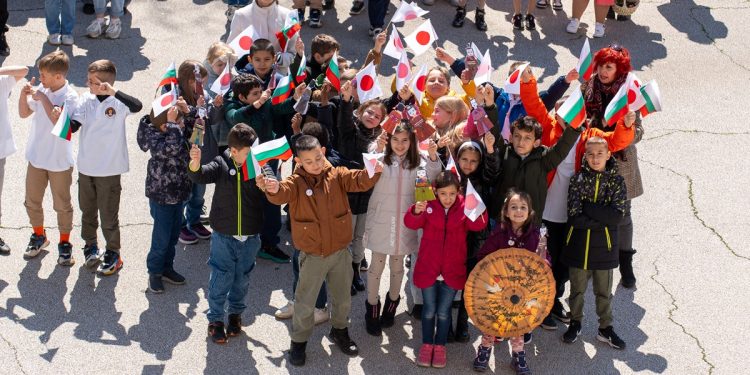 Като голямо задружно семейство