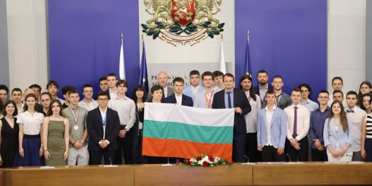 Министър-председателят връчи националния флаг на олимпийските отбори по природни науки