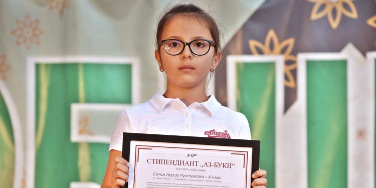 Сечил Рустемова е новият стипендиант на „Аз-буки“