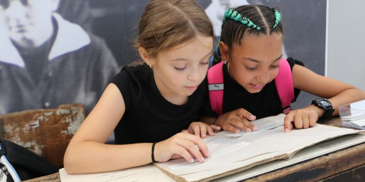 Снимка на броя: Малки творци в музея