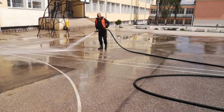 Мият дворовете на над 170 училища в София