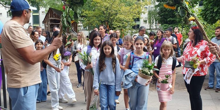 Снимка на броя: БУ „Аз Буки Веди“ в Кьолн откри учебната година