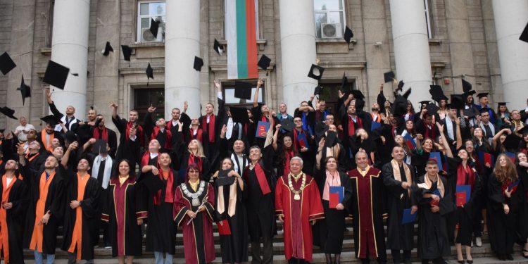 Русенският университет изпрати випуск 2025