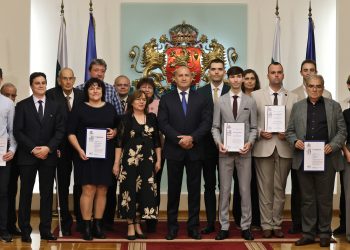 Общо 12 са отличените в 23-то издание на президентската инициатива Награда "Джон Атанасов". Лауретатите на приза за 2025 г. получиха грамоти от държавния глава Румен Радев на церемония в Президентството