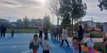 Родители и деца спортуват и рисуват заедно в новата детска градина в село Въглен