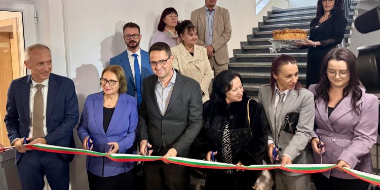 „С 200 млн. лева се модернизират и обновяват 32 студентски общежития в страната“, заяви министърът на образованието и науката Красимир Вълчев при откриване на реновираното студентско общежитие „Чайка 1“ в Пловдив