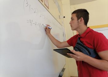 Приоритет в началните училища трябва да бъде изучаването на българския език и литература, а в средните – на математика, точни науки, история и обществени науки. Това сочат резултатите от национално представително проучване относно културни нагласи и образователни потребности на българите